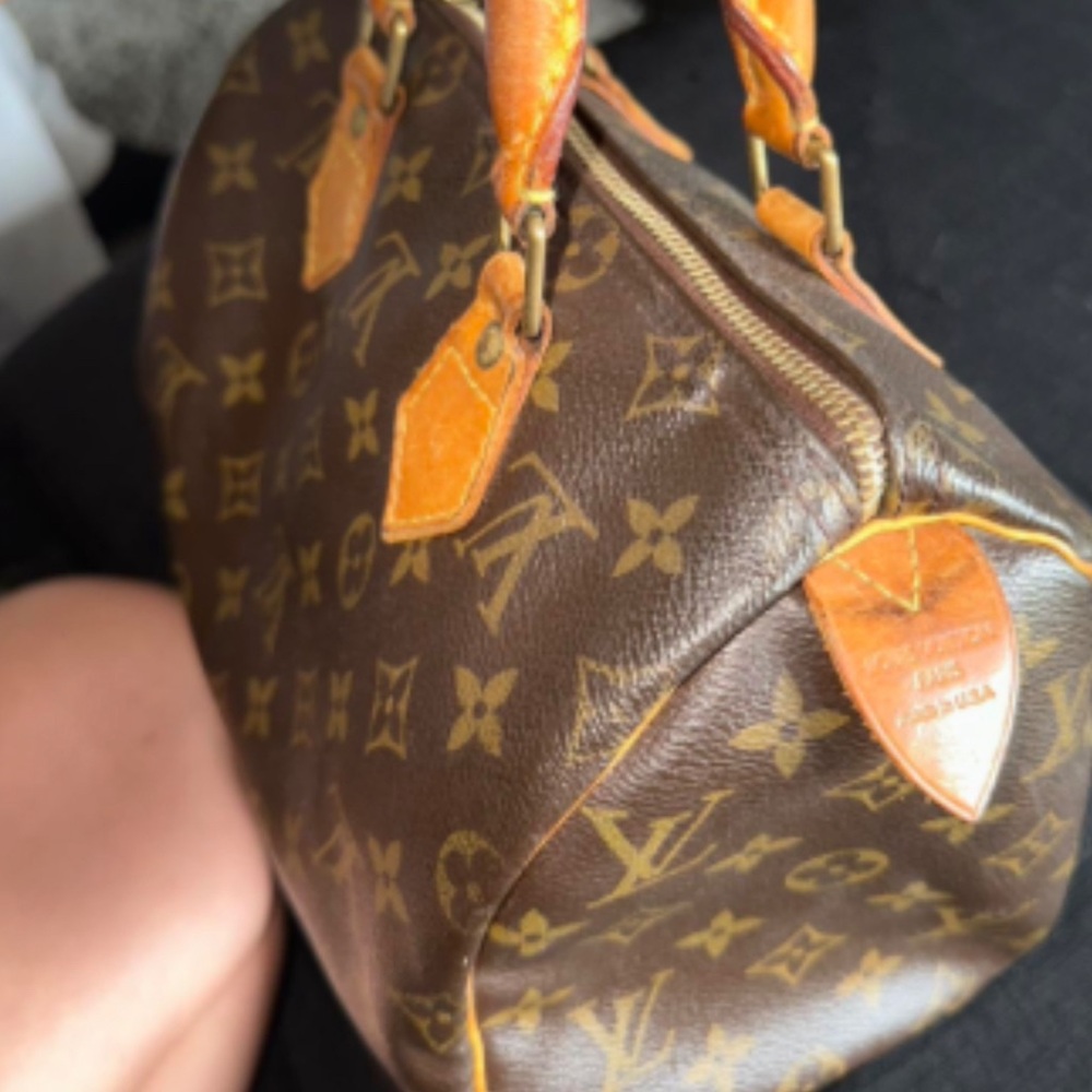 LV speedy 25 bag in good condition! IT IS AUTHENTIC!